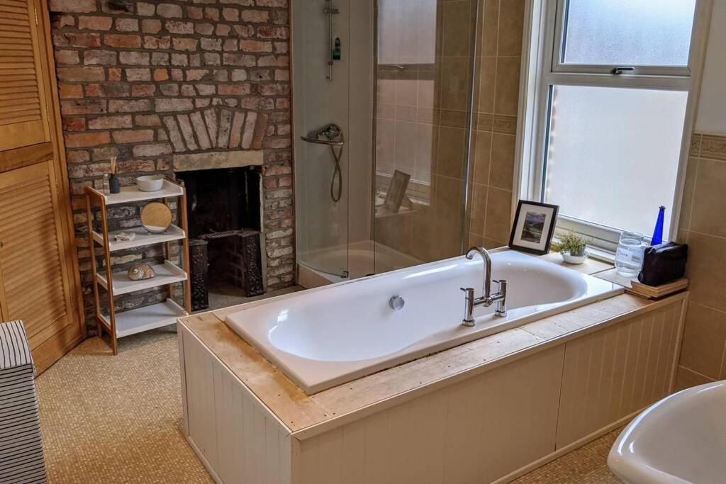 200 Year Old Large Townhouse With Sea Views Villa Scarborough Eksteriør bilde